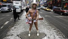 Jaký hurikán? Nahý kovboj zpívá na Times Square navzdory bouři